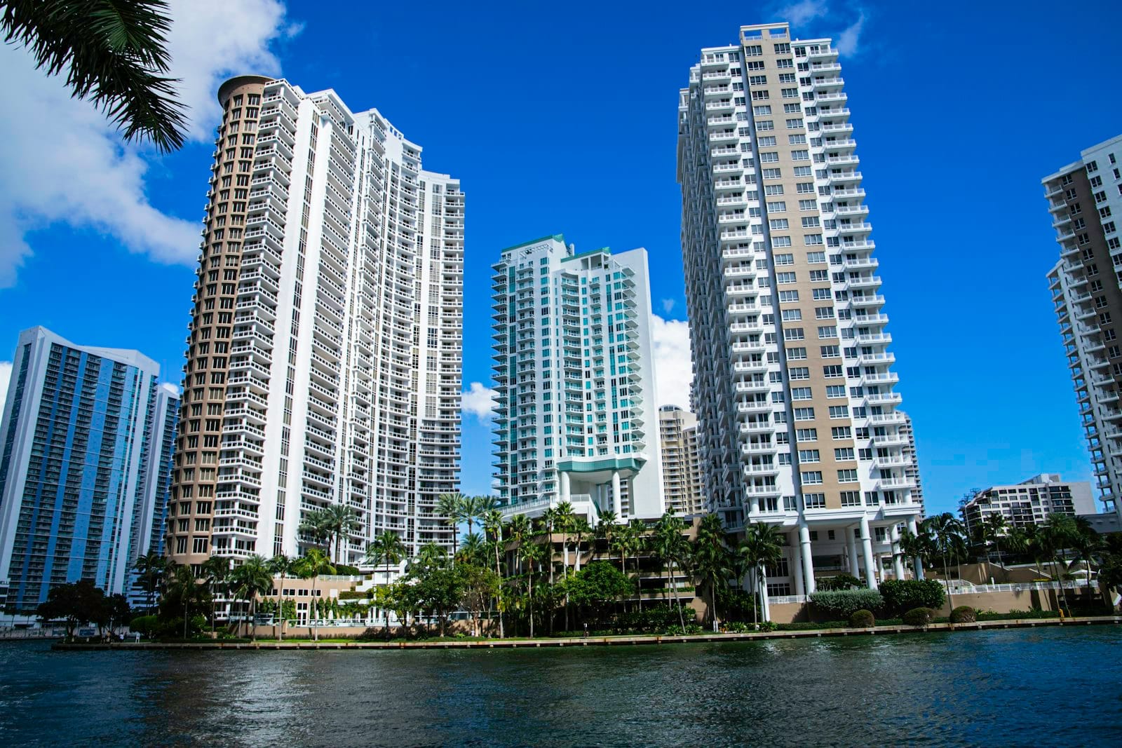 Torres de condominios frente al agua en Brickell Key, Miami